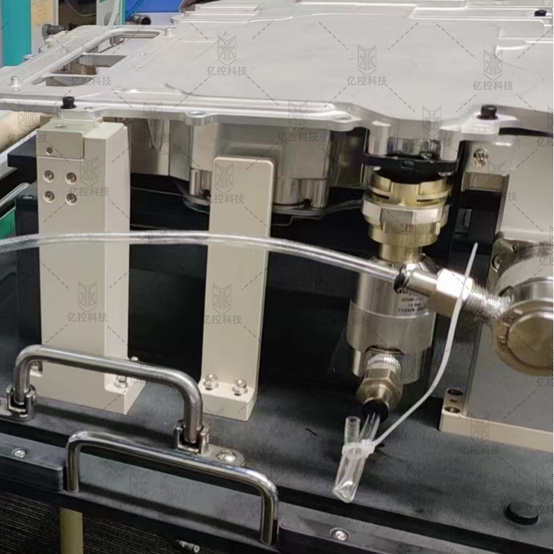 在电池包狭窄的空间当做转接头使用